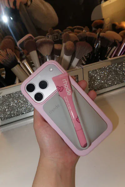 Detalle del Snap-On Lip Case Rhode rosado adherido a iPhone