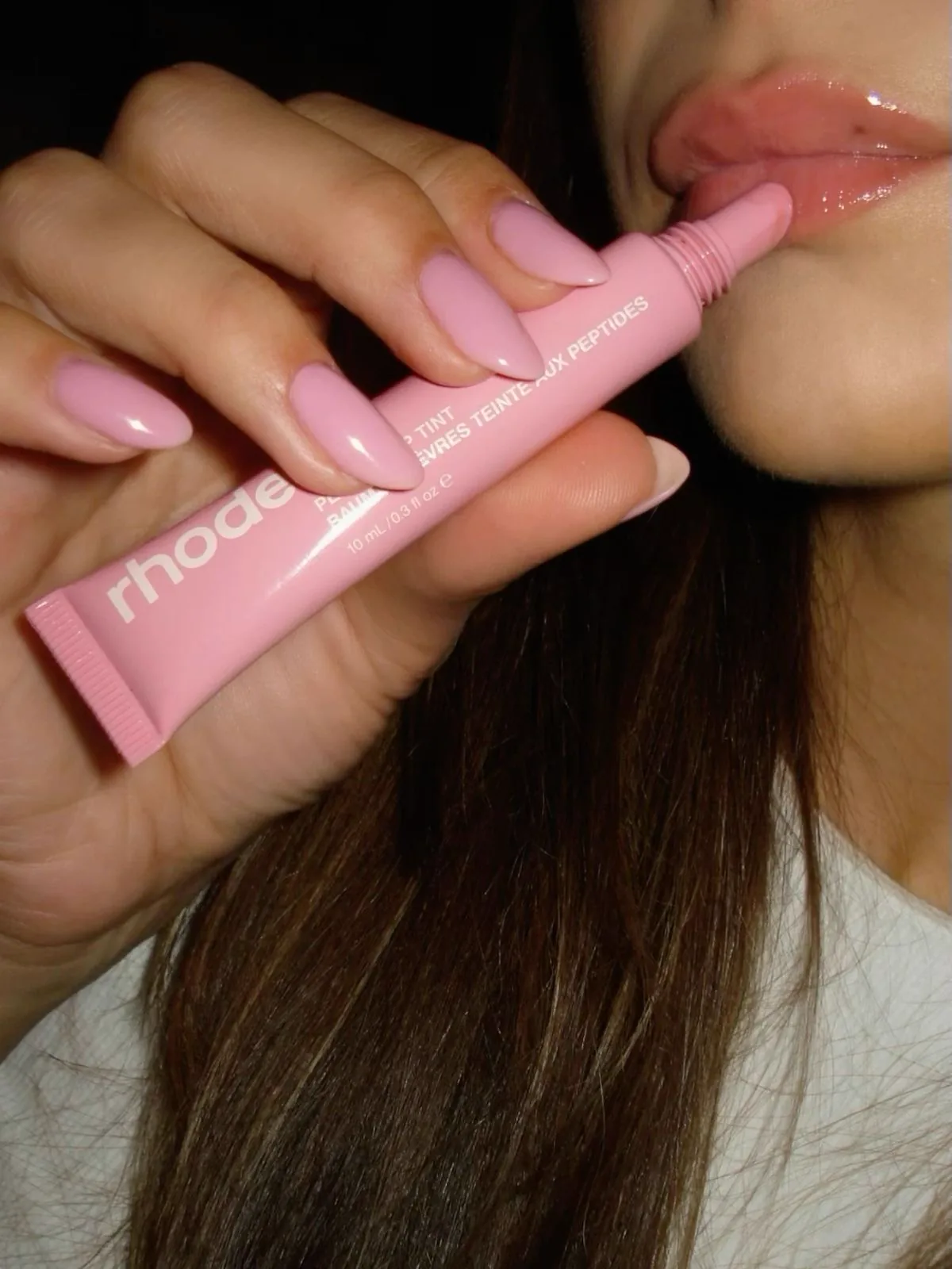 Clienta usando Rhode Peptide Lip Tint con acabado glossy