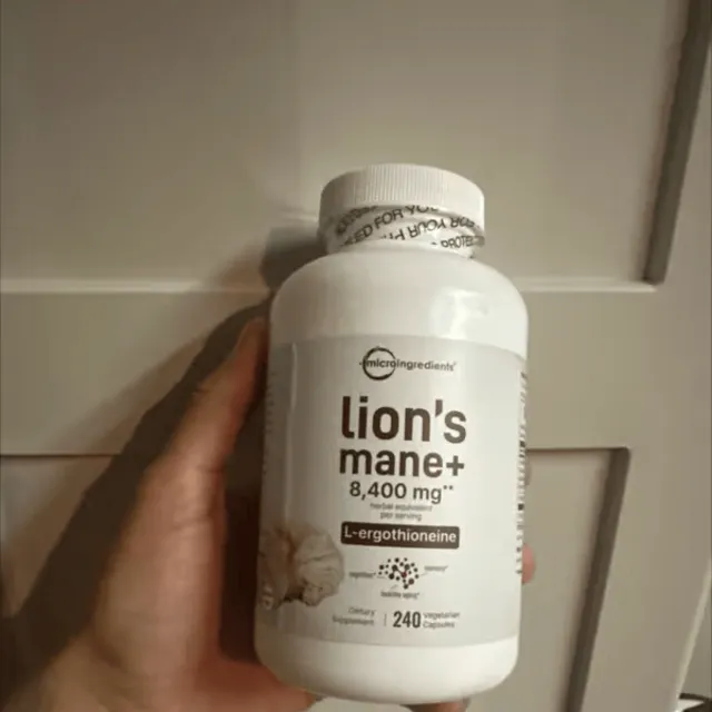 Clienta sosteniendo el frasco de Melena de León Lion's Mane+ recién recibido
