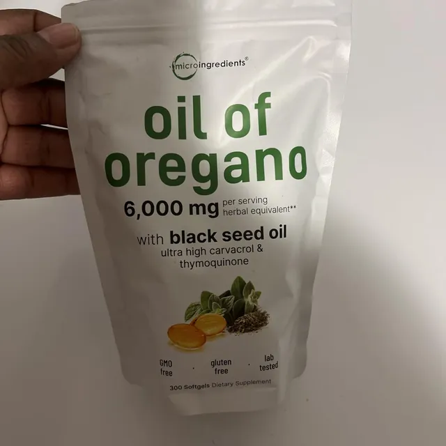 Clienta mostrando su frasco de aceite de orégano en cápsulas