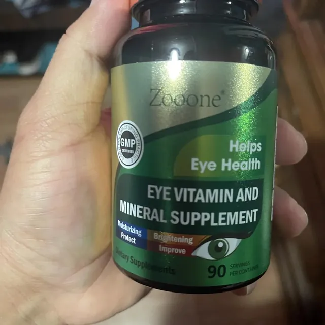 Clienta sosteniendo su frasco de Zooone Vita Eyes recién recibido
