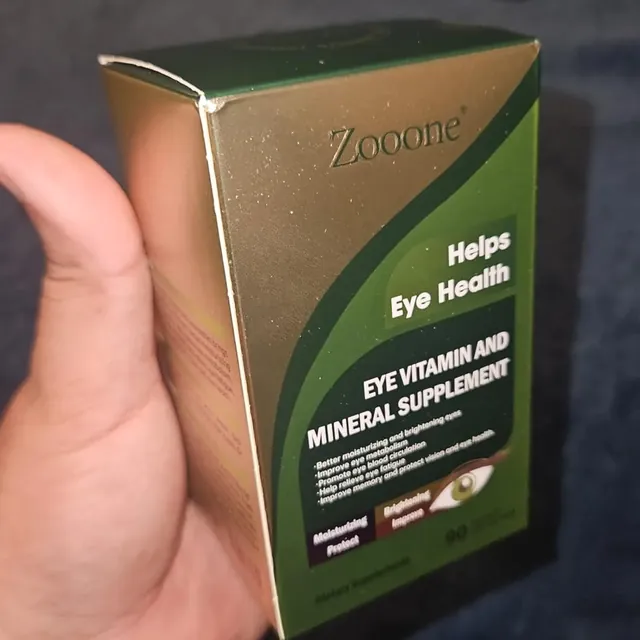 Cliente mostrando el frasco de cápsulas Zooone Vita Eyes