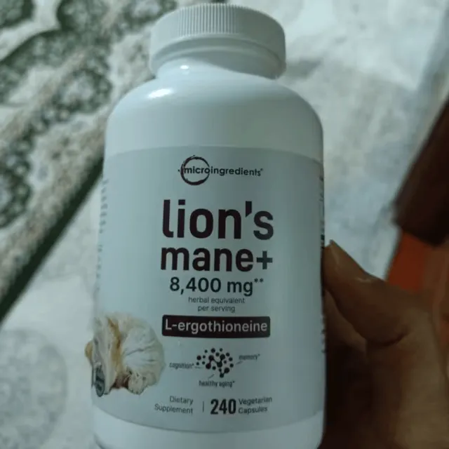 Frasco de 240 cápsulas de Melena de León Lion's Mane+ 8,400 mg en mano