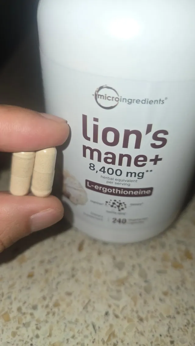 Clienta sosteniendo su frasco de melena de león