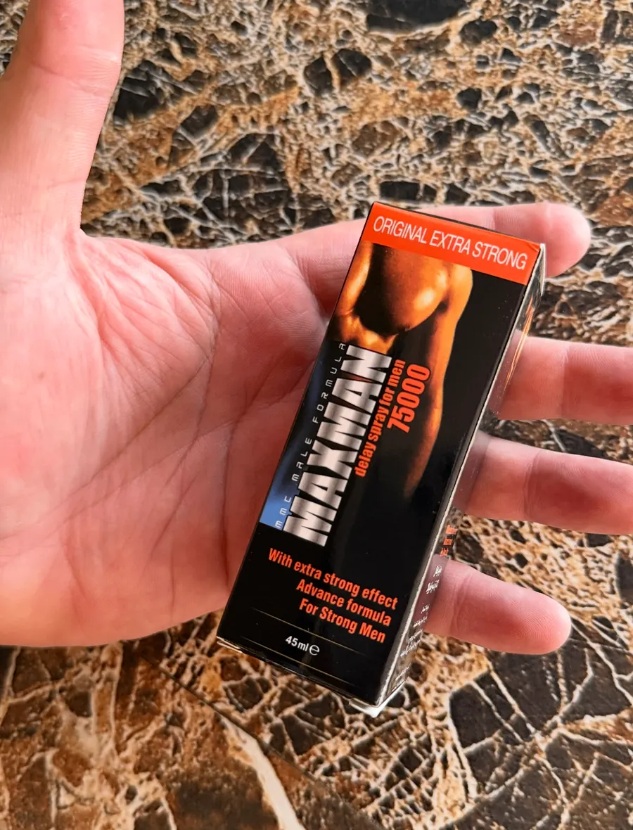 Caja de Maxman 75000 sostenida en una mano