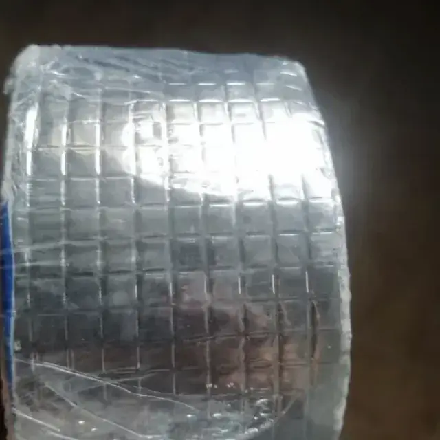 Detalle del refuerzo de aluminio de la cinta impermeable