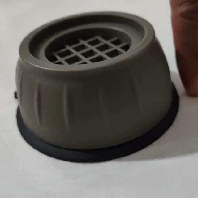Soporte antivibración de goma comparado con un dedo para ver su tamaño