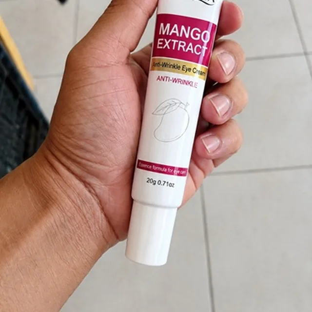 Cliente sosteniendo la crema antibolsas Bioaqua