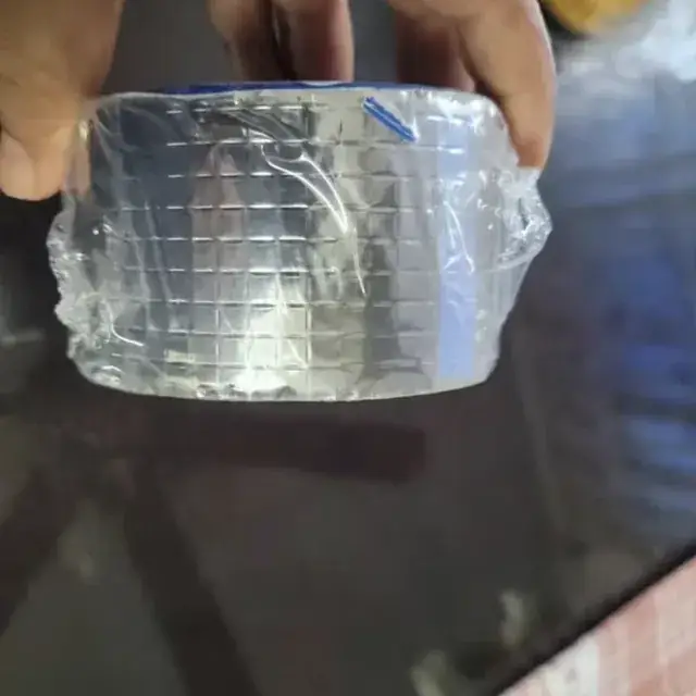 Cliente sosteniendo el rollo de cinta impermeable