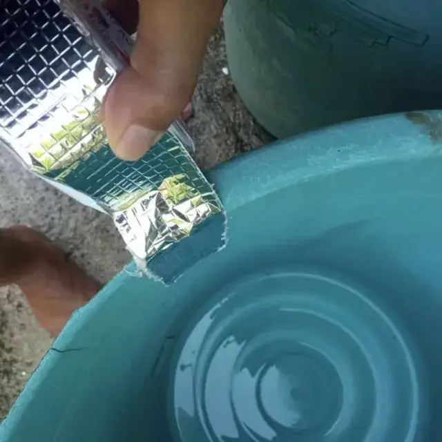 Cinta impermeable sellando la fisura de un tinaco de agua