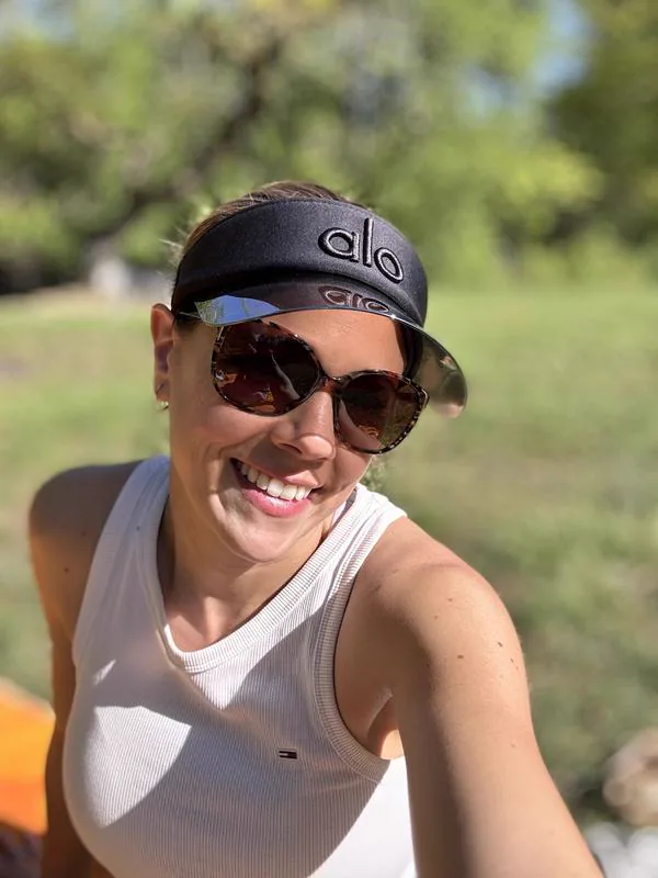 Valeria H. usando la visera ALO