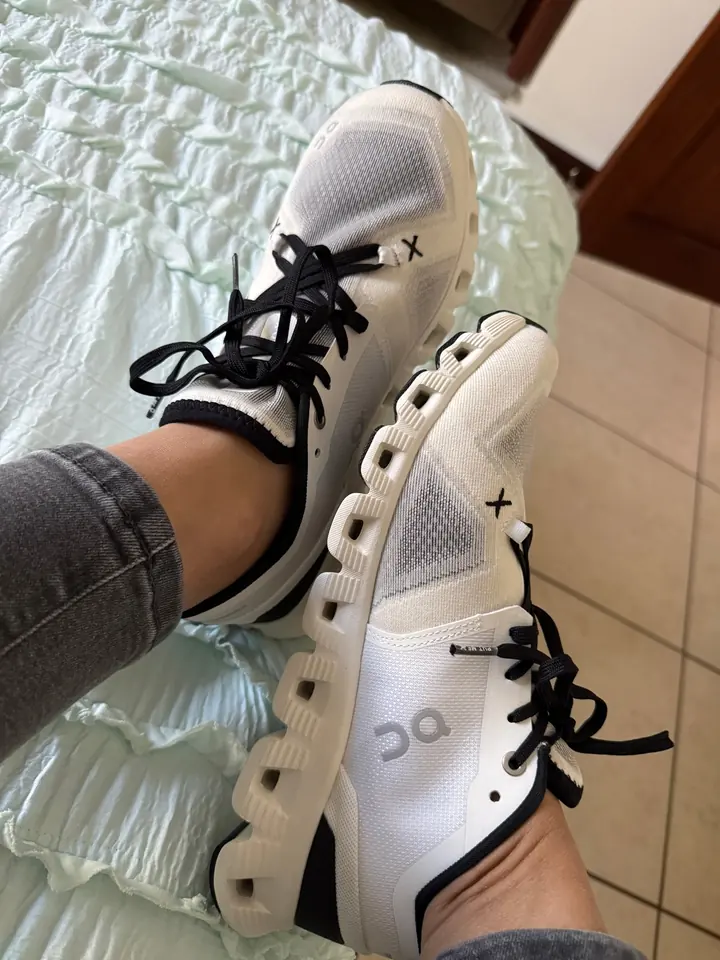 Tenis On Cloud X (blanco/negro) — reseña de Sofía L.